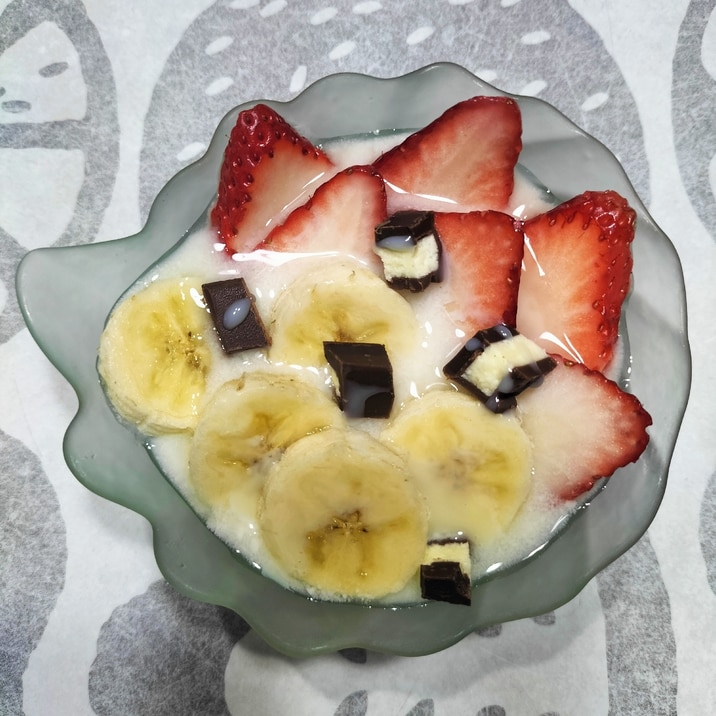 苺とバナナのチョコ入りヨーグルト